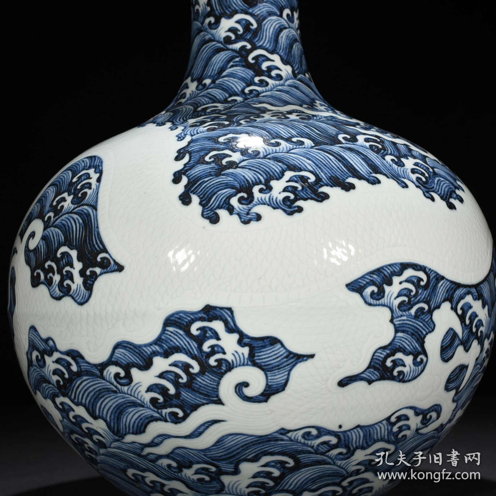 明宣德青花海水刻白龙纹天球瓶2 43*32厘米