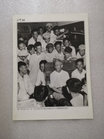 老照片：1958年7月11日，刘少奇在从天津去济南的火车上同乘客亲切交谈