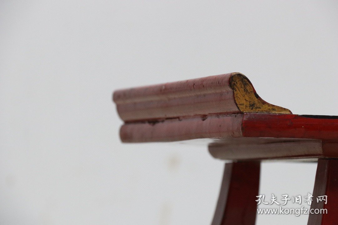 楠木朱红漆文房几，做工精致简洁，面板部分漆皮脱落，年代感十足，牢固无松动，尺寸如图