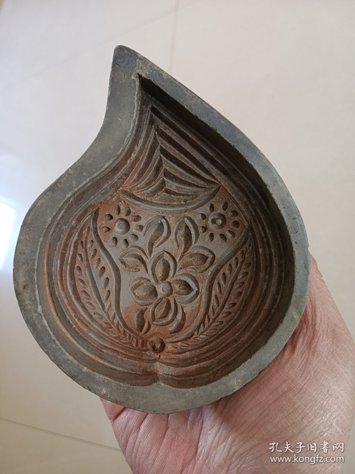 老陶制桃型面模子 边沿小磕皮 中心花蕊有两处小凸出尖缺损见图九红圈为缺失蓝圈为完整