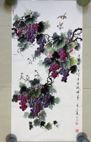 葡萄，墨骨画法的，无美颜无滤镜，纯手绘，假一赔万，正面一幅画，背面一幅画，都是本人精心收藏的，陕西省美协会员，中书协会员闫永民的原创大作，老师的笔墨笔法苍劲有力，浓淡干湿焦，墨骨的画法，行云流水，葡萄，葡萄叶，麻雀的刻画非常漂亮，字也真的是一绝。尺寸为1.38米×70公分的，四尺整张的，家里客厅，卧室，玄关，中堂，茶室，书房都可悬挂，餐厅挂也是个不错的选择。