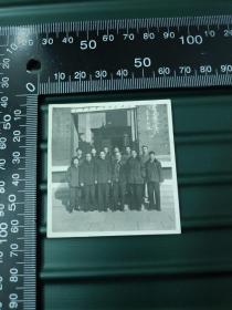 约六十年代高奏凯歌门前一群人合影照片一张，A1