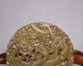 和田玉龙牌 规格: 8.3×8.3×0.8厘米 重 93克。 玉质温润细腻，沁色自然，刀功老道，皮壳包浆一流，雕刻生动，线条流畅，品相完美！