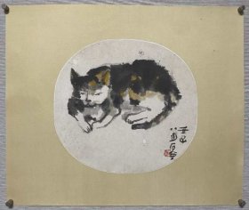 当代已故画家陈子庄《猫趣》图小镜片。晚号石壶，（1913年10月15日－1976年7月3日），男，出生于原四川省荣昌县（今重庆市永川区永荣镇）。现代画家。陈子庄早期作画，时号兰园，中期号南原、下里巴人、陈风子（陈疯子）、十二树梅花主人、石壶山民等，晚年号石壶。代表作有《山深林密》《秋山如醉》《溪岸图》等。著有《石壶论画语要》。