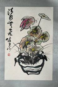 龚继先设色国画镜心《清水芙蓉》。龚继先，1939年3月生，北京人。擅长中国画。1963年毕业于中央美术学院国画系。师从著名画家李苦禅、李可染、叶浅予、王雪涛诸先生学习花鸟、山水、任务。擅长水墨大写意花鸟画，对中国画有系统的研究和较高的鉴赏能力，并对中国美术史论有深入研究。作品有《指墨瓶花图》《鱼乐图》等，著有《龚继先画集》《怎样画荷花》等。历任上海人民美术出版社美术编辑、副总编。