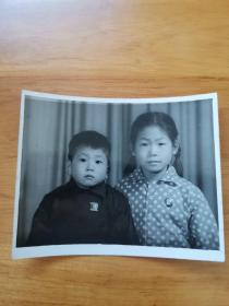 老照片—六七十年代姐弟俩合影（佩戴主席像章 清晰度高 尺寸不小 95品）