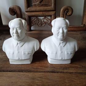 七十年代毛主席瓷坐像两件