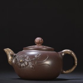 回流 原矿紫砂花卉纹茶壶。 规格：高9cm耳距15.5cm多孔