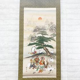 蓬莱七福神佛画  极彩色，全画有纵深感，七福神居眼前，寓福德円满，中为泊岸的宝船与延寿松柏，远处为蓬莱仙岛，云阁绵绵，其中群鹤缭绕，点缀其中，极远处，旭日破雾而出，诸峰拥立，九重守护，绢本，肉笔，全新，纵190橫65Cm.森田梅泉作品，双重函盒套装，极品画作。所标实价，不议，谢谢。