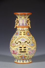 清乾隆双耳扒花八卦转心瓶