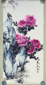 牡丹，花鸟画，小写意画法，老师的牡丹和小鸟皴法点染，画的非常细，山东省美协刘宝国老师的真人真迹纯手绘作品，假一赔万，终身保真，支持第三方鉴定，老师的牡丹和红腹锦鸡，公鸡，母鸡，小鸟实际画的比照片拍出来要漂亮的多，照相光线不好，笔法苍劲有力，花瓣画的很逼真，鸟也很棒，行云流水。尺寸1.36米×70公分的，四尺整张的，家里客厅，餐厅，卧室，书房，玄关都可悬挂，非常合适，要想人前显贵，必得花开富贵。