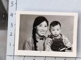 60-70年代粗辫子美女抱小孩照片