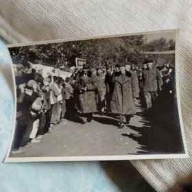 珍贵老照片。1971年样板戏沙家浜剧组进驻长影拍摄电影，受到群众夹道欢迎。走在前面的是谭元寿京剧大师。