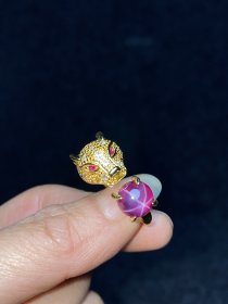珍藏精品收藏六芒星光宝石戒指 六芒星红宝石属于刚玉类，产于缅甸抹谷，主要成分为氧化铝，以铬元素为致色元素，硬度为摩氏9度左右。六芒星红宝石之所以叫这个名字，是因为其在被加工成弧面后，会显示出六射星光。 戒指尺寸：内径19毫米（可调节）