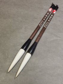 挥翰成风老毛笔，浙江湖笔玉峰牌，戊辰年制，1988年。红木笔杆，牛角笔斗，手工刻字，峰长7.9，直径1.6厘米。两支一起出580元