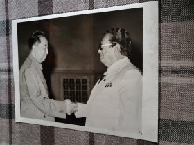 华国锋接见外宾（大幅黑白老照片）