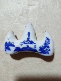 青花笔架(长6.5cm宽2cm高4.5cm)