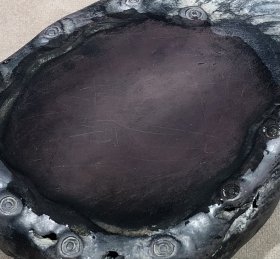 端砚,立体满工雕刻荷叶,雕刻精细逼真,维妙维肖栩栩如生。砚堂天然鱼脑冻、火捺。砚背部落款:黄任。砚长16.6厘米,宽9厘米,厚2.6厘米