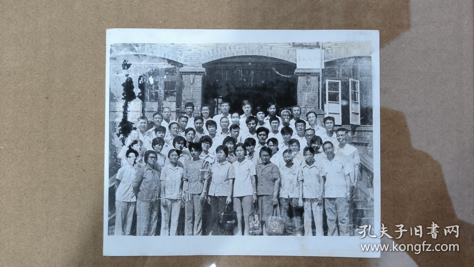 照片5-196，教学楼前合影，尺寸13×10厘米