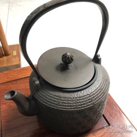1300ml日本产的铁壶，烧水泡茶，水质绵软，紫铜壶盖，壶近4斤重！