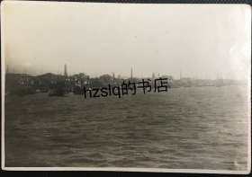 【照片珍藏】清末民初湖南长沙湘江沿岸建筑群及码头停靠的各式船只等景象，可见多处厂房烟囱和一塔楼似建筑，背面法文备注“湖南省长沙府全景”。老照片内容少见，甚为难得