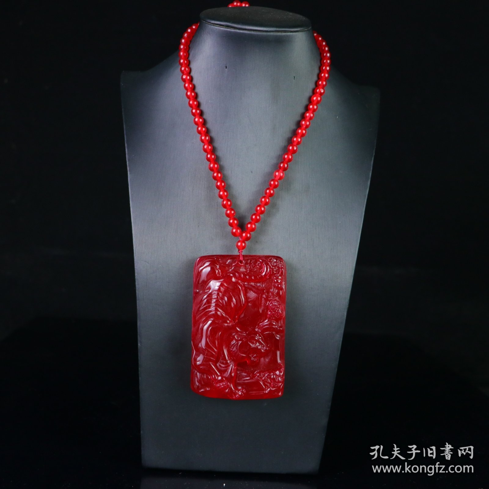 珍藏1完美高冰精工雕刻【虎牌】 规格：85*56*16mm 水头足，质地细腻纯净无瑕疵，颜色为纯正、明亮、浓郁、非常漂亮。