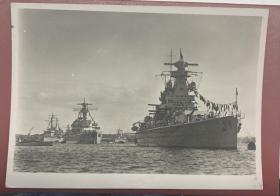 二战德三1945年，舍尔海军上将号袖珍战列舰实寄照片版明信片。

于1945年3月1日从德国汉堡市寄出，距离德三灭亡仅剩2个月，贴了一张希特勒邮票。

最靠前的两艘是德意志级袖珍战列舰的二号舰舍尔海军上将号和一号舰德意志号（1939年11月15日更名为吕佐夫号）。
靠后的两艘是莱比锡级轻巡洋舰的一号舰莱比锡号和二号舰纽伦堡号。