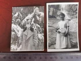 80年代初期女孩裙装在黄山瀑布、冬天穿军大衣在雪松前留影老照片两种