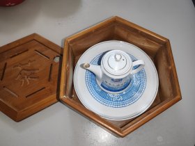 六面竹匣袖珍便携式茶具。德化瓷茶盘茶壶（九峰山公园留念）。