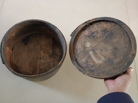老帽盒 上盖下底拼板 盖子边老裂锯钉修补 高19.5直径26