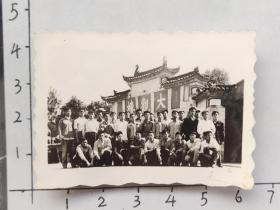 50-60年代昆明工学院几十学生昆明大观楼大门前合影照片“大观楼老大门”(邹位相册，邹位约1961年毕业于昆工附中，之后就读于昆明工学院)