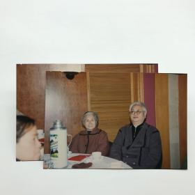 中国科学院院士，辐射物理学家李德年1995年参加中国科学院院士新春茶话会照片两枚