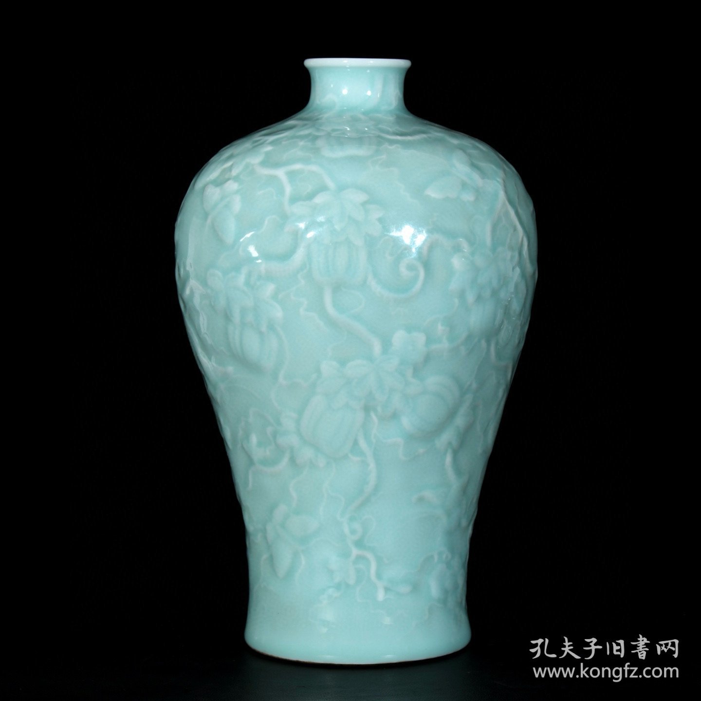 清乾隆粉青单色釉雕刻瓜蝶纹梅瓶；32x18厘米
