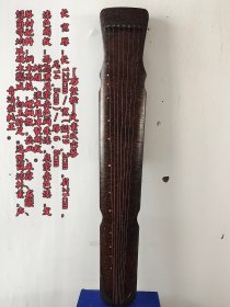 【万壑松】凤素式古琴 长 宽 厚：长 122cm ／ 宽 ( 额19.2cm，肩21cm，尾14.5cm ) ／ 厚 6.8cm 漆色断纹：面為黑及栗壳色间朱漆，底栗壳色漆，发蛇腹、流水及冰裂断纹。 琴材配件：桐木面板，螺细徽，岳山、承露、龙齦、冠角等均以硬木製成，白玉轸足。造型简洁朴素，声音清雅纯正。