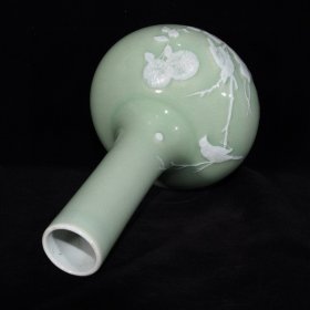 清康熙老底单色釉喜鹊登梅纹天球瓶