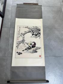 江苏省国风书画院高级画师扬州书画院副院长扬州市花鸟画研究会顾问中国扬州鉴赏书画院副院长扬州耿昌信梅下双栖度岁寒花鸟立轴68*50
耿昌信，1937年生，江苏扬州人，1962年毕业于江苏省国画院。数十年专攻花鸟，龙擅长牡丹，扬州耿牡丹之称。作品曾多次参加全国性和省市美展.
1992年在江苏无钧赏梅胜地举办百梅画展。
1997年在无钧钱松岩艺术馆举办牡丹画展。
1998年在扬州西湖公园举办牡丹