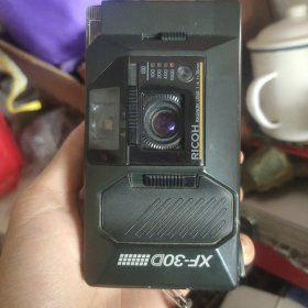 理光xf-30d胶卷相机 放入电池内部机器有运转 不会使用 闪光灯能亮不清楚怎么调 没有胶卷测试 当配件出 电池仓卡不住了
