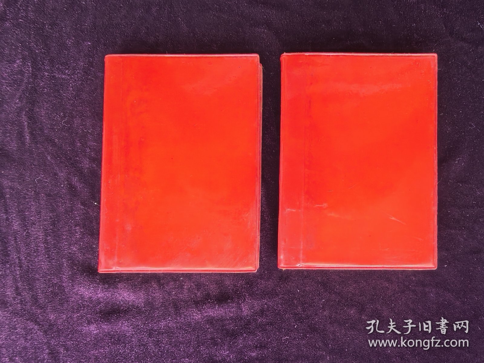 中国人民解放军零二四五部队赠纪念册.笔记本.日记本。2本一对合售。（好品。50开，袖珍版，未使用，空白本。内有2页彩色照片，6页立体的提词语录。一个老军人家的压箱底货。年代久远自然黄旧，品相如图自定，品相要求苛刻者请绕道。）