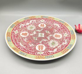 景德镇老厂瓷粉彩四喜盘，直径25.5厘米，高2.5厘米。底款中国制造。盘面粉彩发色纯正，薄胎通透，适合放水果零食。有冲线如图，盘面有磨痕如图。介意勿拍。满58包邮偏远地区邮费自付。