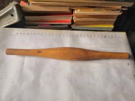 老的实木擀面杖一根，品相如图，有一处缺少一小块图片拍的清楚，不影响使用，其它完好，十分怀旧，长30厘米