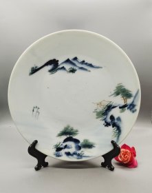 日本昭和时期老瓷盘，手绘写意山水亭台，釉色莹润，画工精致。盘直径24.5cm，高3.5cm，白胎细腻，釉面光滑。老物件有正常使用痕迹，整体品相不错。满58包邮偏远地区邮费自付。
