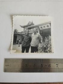 老照片-----《夫妻在杭州留影》！