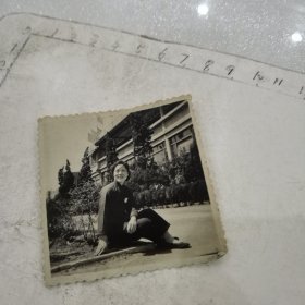 美女“武汉市江汉区展览馆”前留影/胸标