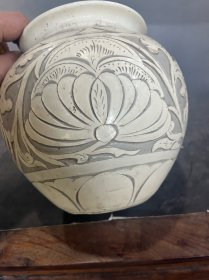 磁州窑白釉刻花罐