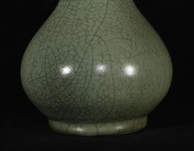 官窑胆瓶，高22.5×13厘米