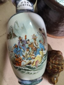 889.八十年代广东大埔高陂印花/八仙人物花瓶（定烧）。