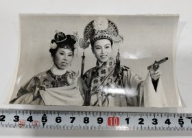 五十年代~著名演员**’黄梅戏剧照一张，尺寸：12.7cmx7.6cm