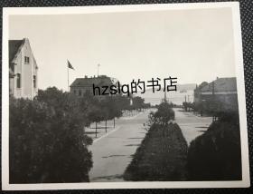 民国青岛市政府望太平路海滨及周边景象，可见青岛路南端的叶世克纪念碑和马路绿化带样貌。老照片影响清晰、品质颇佳