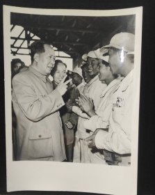 1959年候波拍摄的《毛主席与炼钢工人在一起 》毛泽东在安徽视察，同炼钢工人亲切交谈，参加了1960年第四届全国摄影艺术展览，这是七八十年代新华社洗印的新闻展览照片