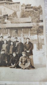 1952年北京艺宫工业社职工北京万寿山合影照片一张。